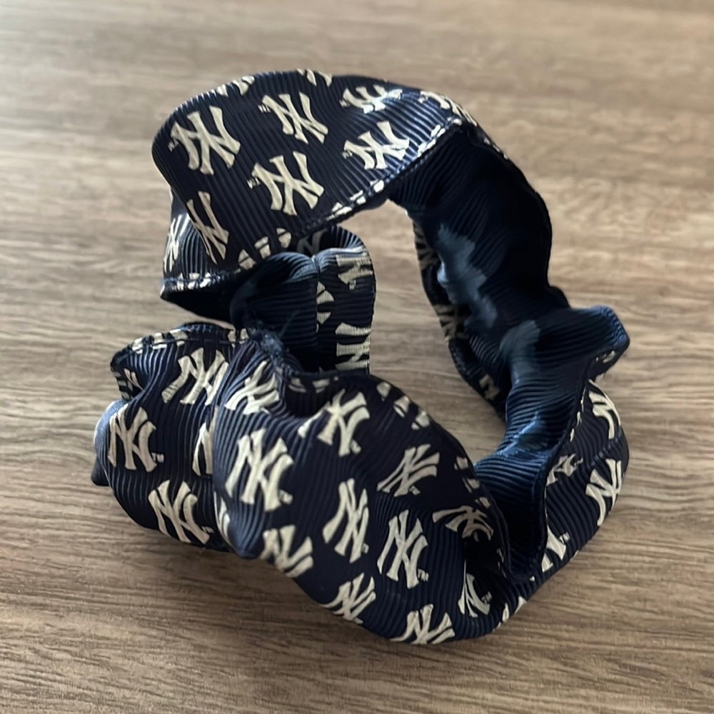 New York Yankees Navy Blue & White Hair Scrunchie